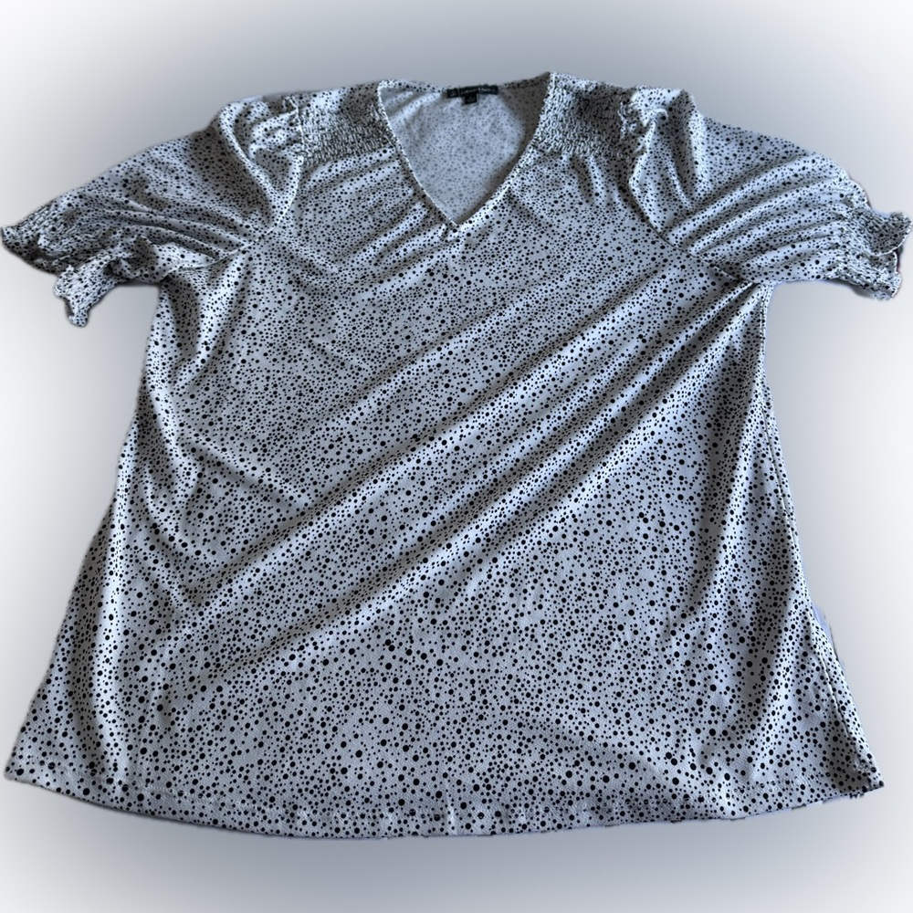 Adrianna Papell White and Black Polka Dot V-Neck Short Sleeve Tee